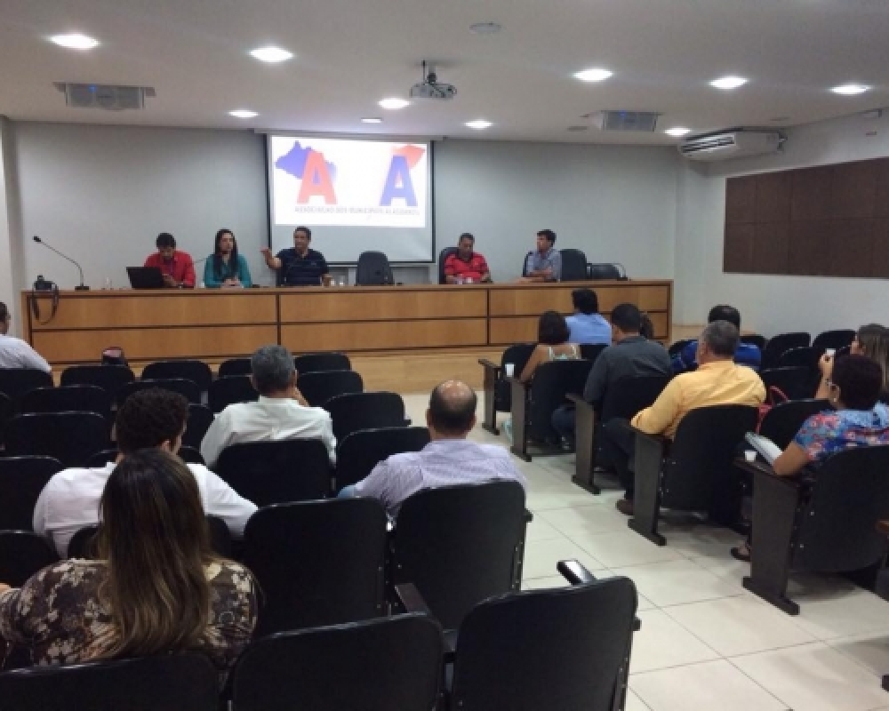 Prefeitos, secretários e técnicos participam de reunião de avaliação no CONISUL