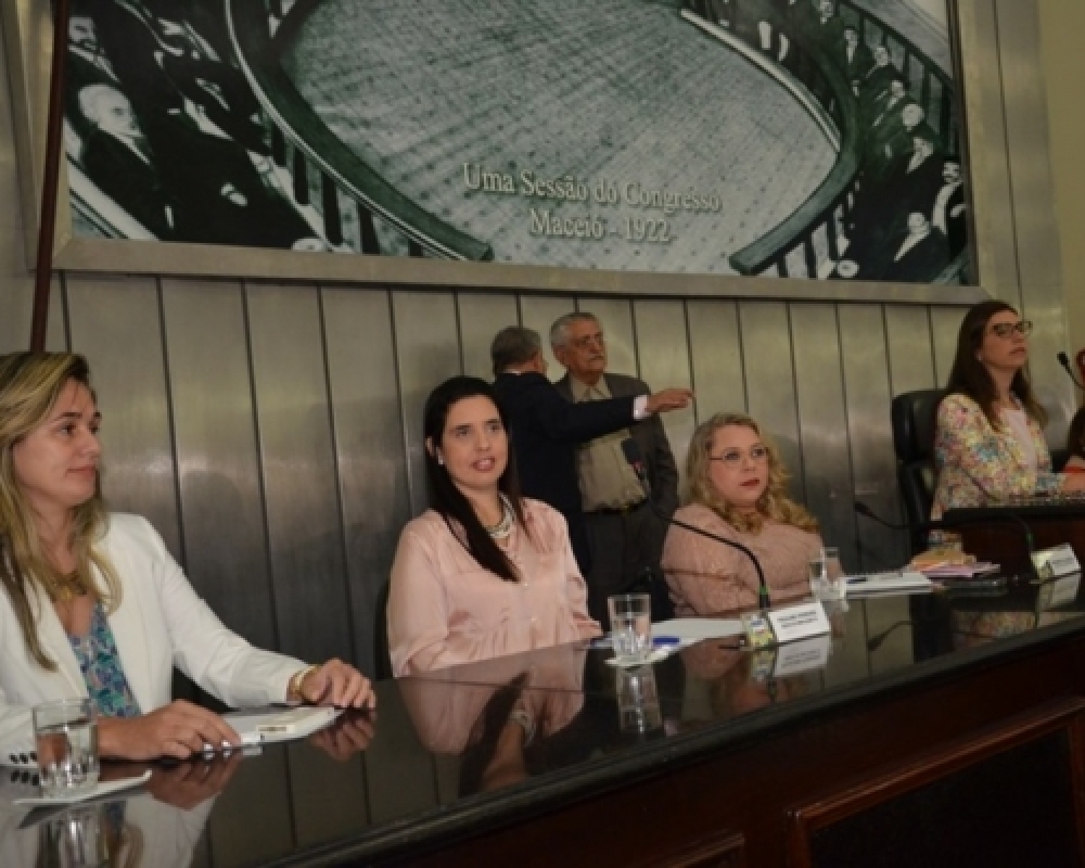 Prefeita Pauline Pereira defende combate a violência contra a mulher