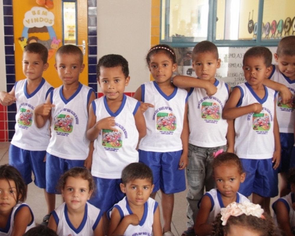 Alunos do Centro de Educação Infantil Maria Valcira de Medeiros recebem novos fardamentos