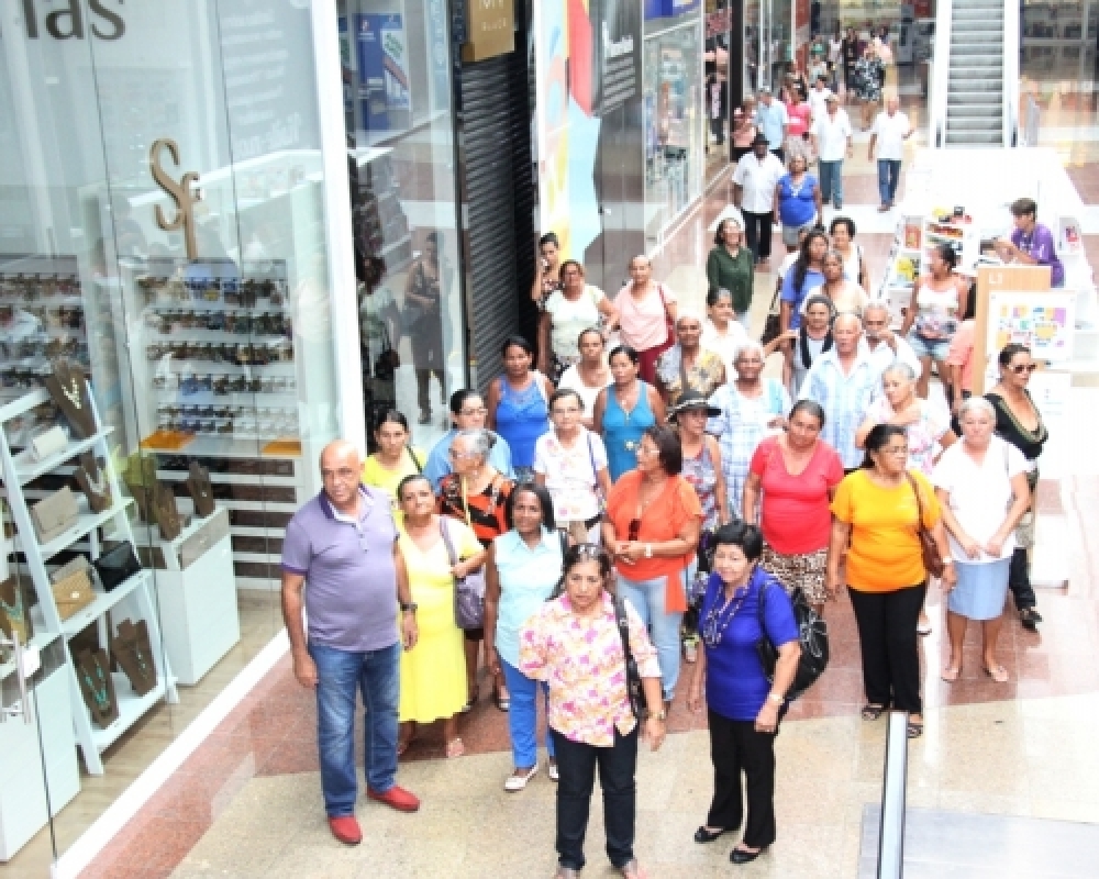 Mães do Grupo de Convivência da Secretaria da Mulher participaram de visita ao Shopping 