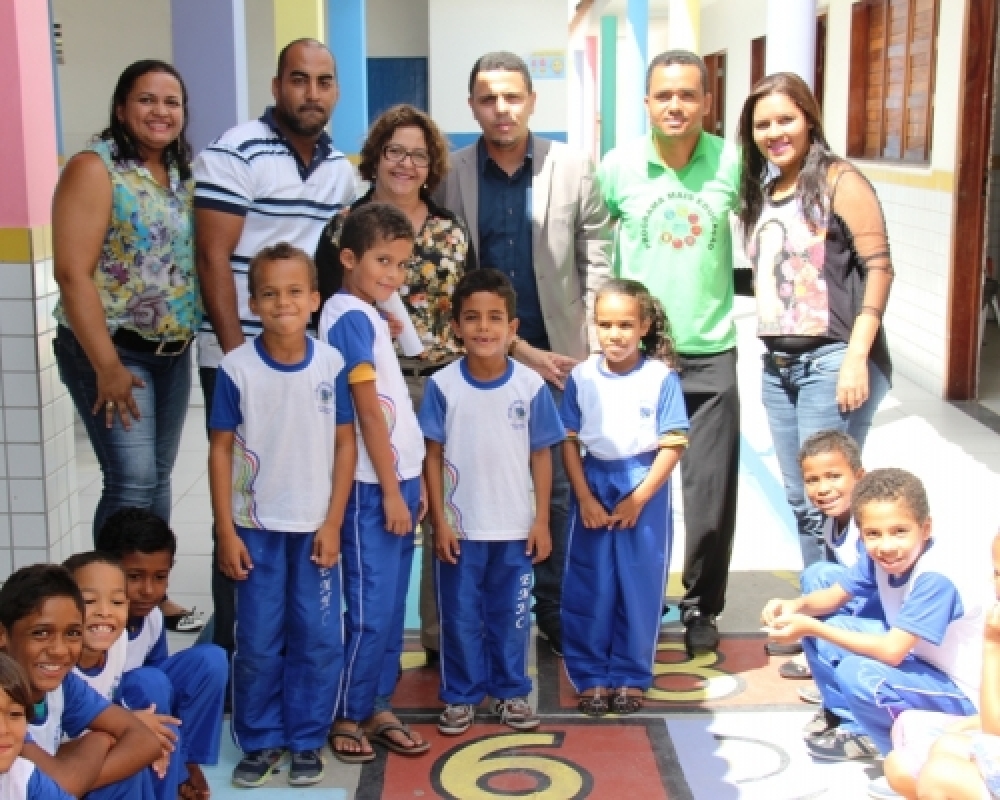 Alunos de mais duas unidades de ensino de Campo Alegre recebem novos fardamentos escolares