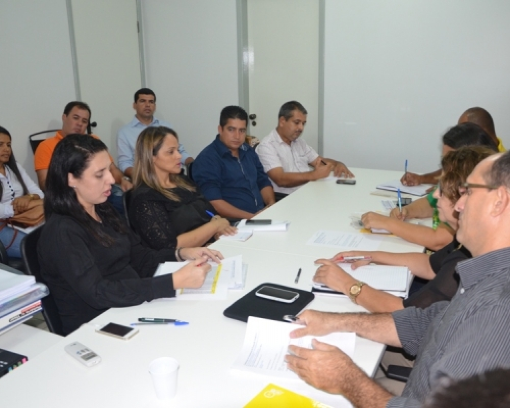 Prefeitura apresenta proposta de reajuste salarial aos servidores da educação