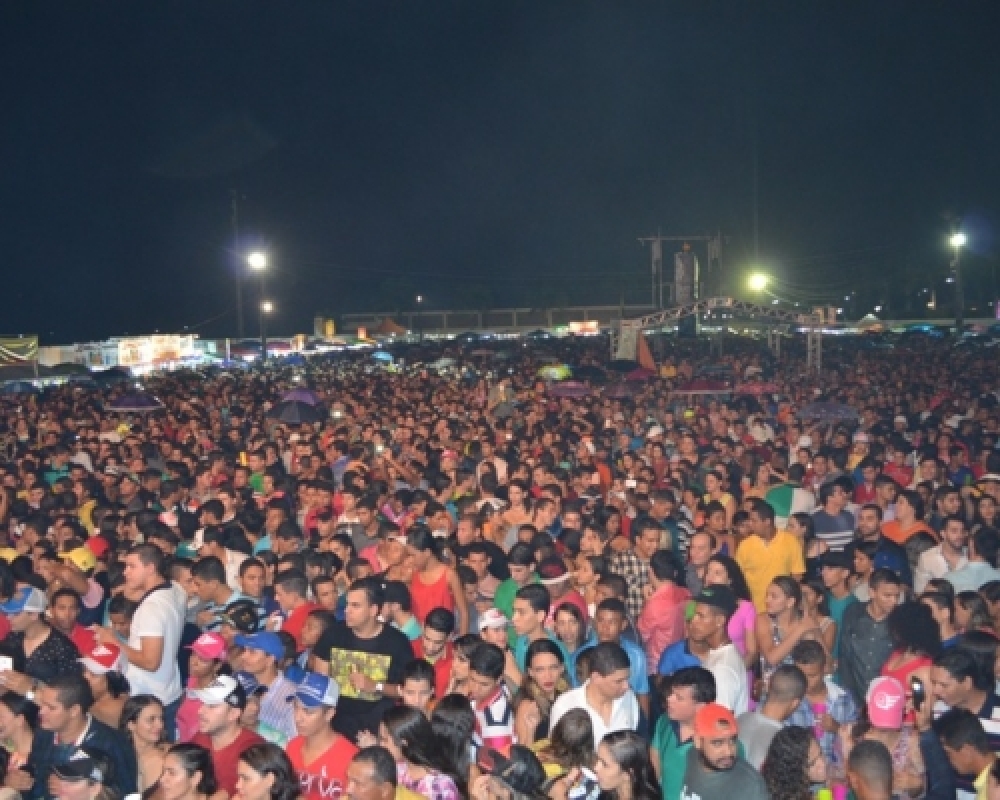 Apresentações de quadrilhas juninas e grandes shows marcam o Arraiá da Integração de Campo Alegre