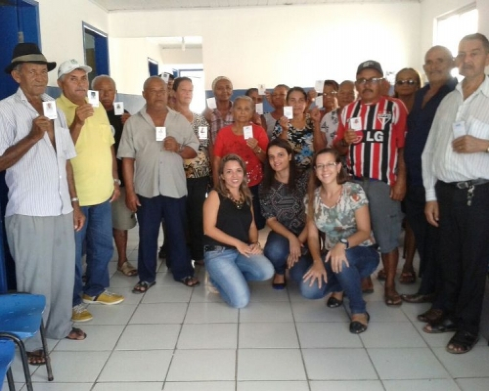 Prefeitura de Campo Alegre realiza entrega de cartões intermunicipais para idosos do município