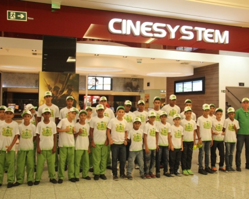 Alunos do Projeto Soldadinho Verde participaram de passeio ao cinema no Shopping em Arapiraca