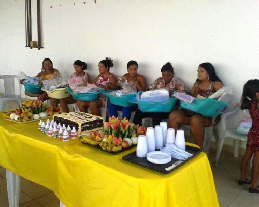 Gestantes assistidas pelo CRAS participam do encerramento de atividades e recebem kits de enxovais