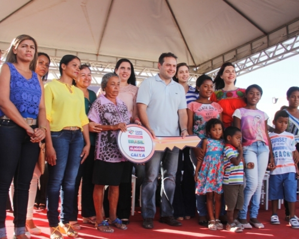Prefeita e governador entregaram Conjunto Habitacional e uma quadra Poliesportiva em Campo Alegre