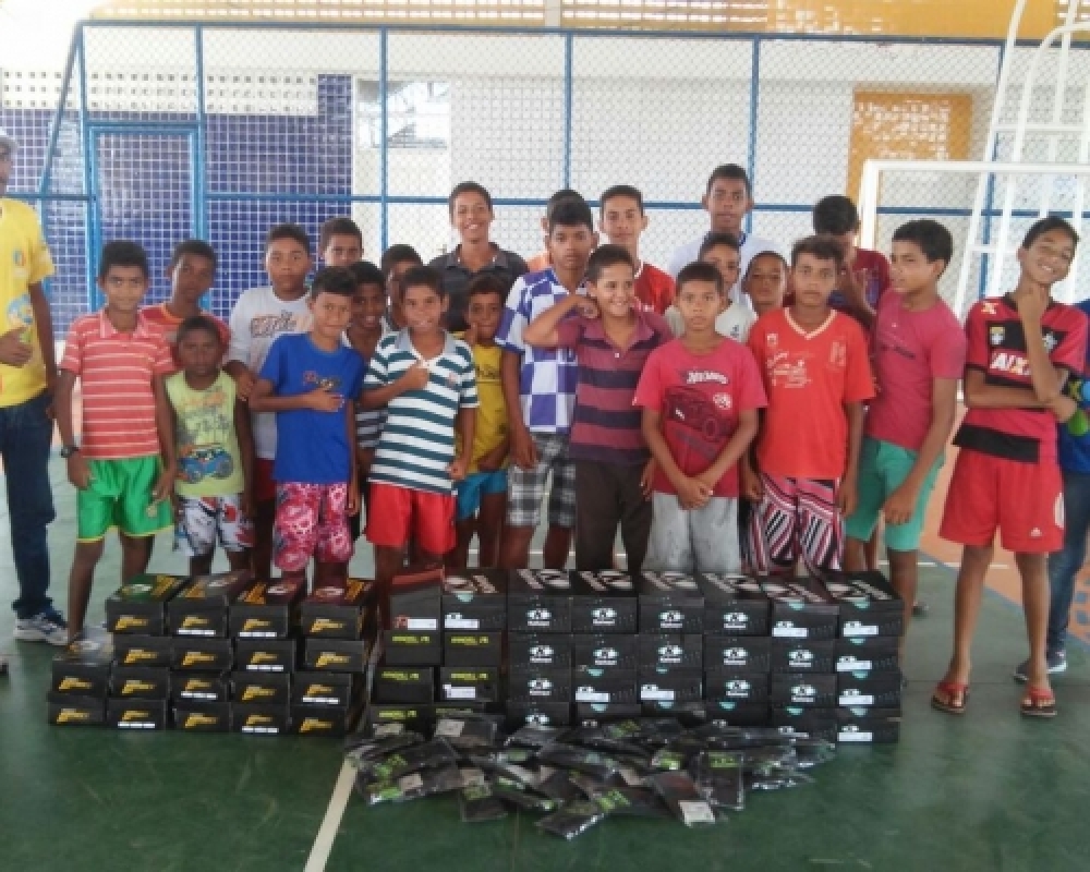Esporte: Prefeitura realiza entrega de materiais esportivos para adolescentes de Luziápolis