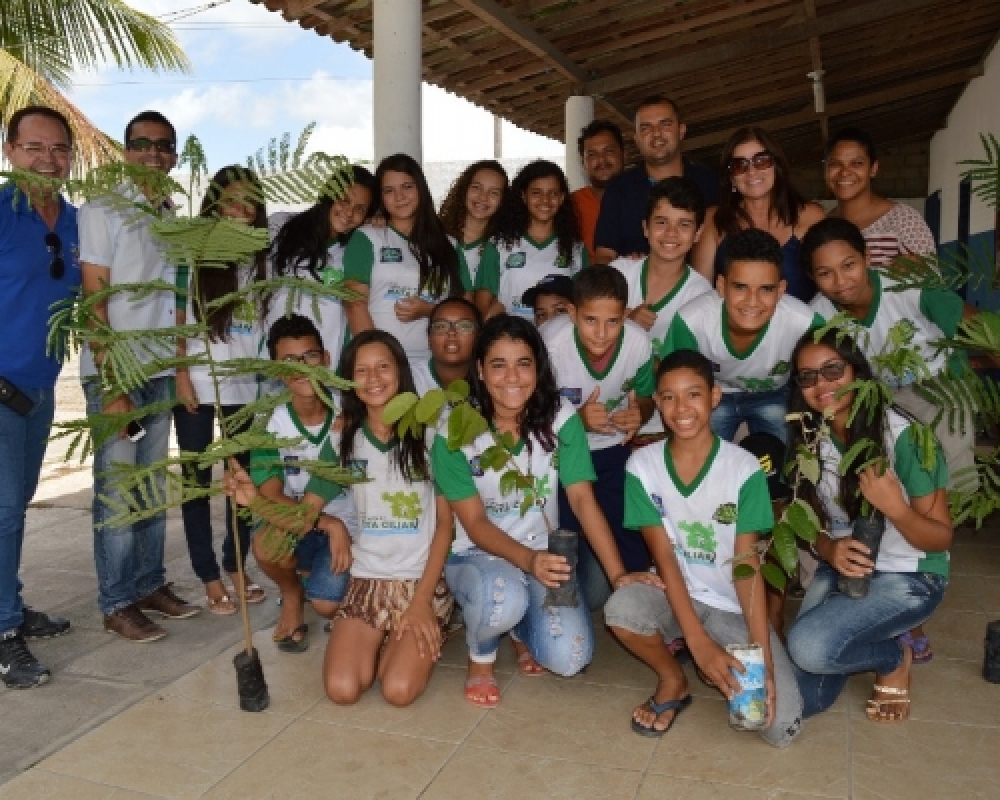 Estudantes da Rede Municipal e Projeto AMA participam do plantio de árvores em Luziápolis