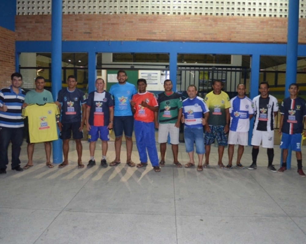 Prefeitura entrega novos uniformes para as Equipes que disputam o Campeonato Municipal de futsal