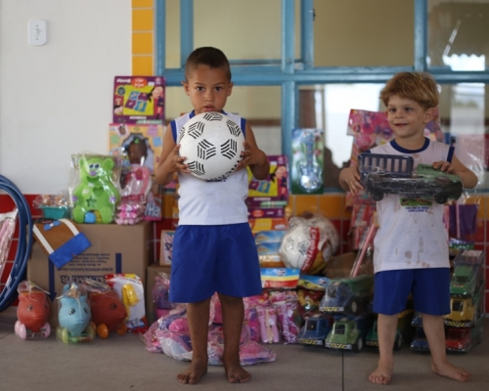 Secretaria de Educação realiza entrega de brinquedos em todas as creches do município