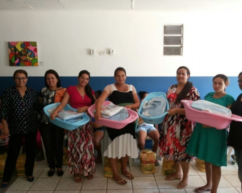Prefeitura realiza entrega de cestas nutricionais e enxovais para gestantes de Luziápolis