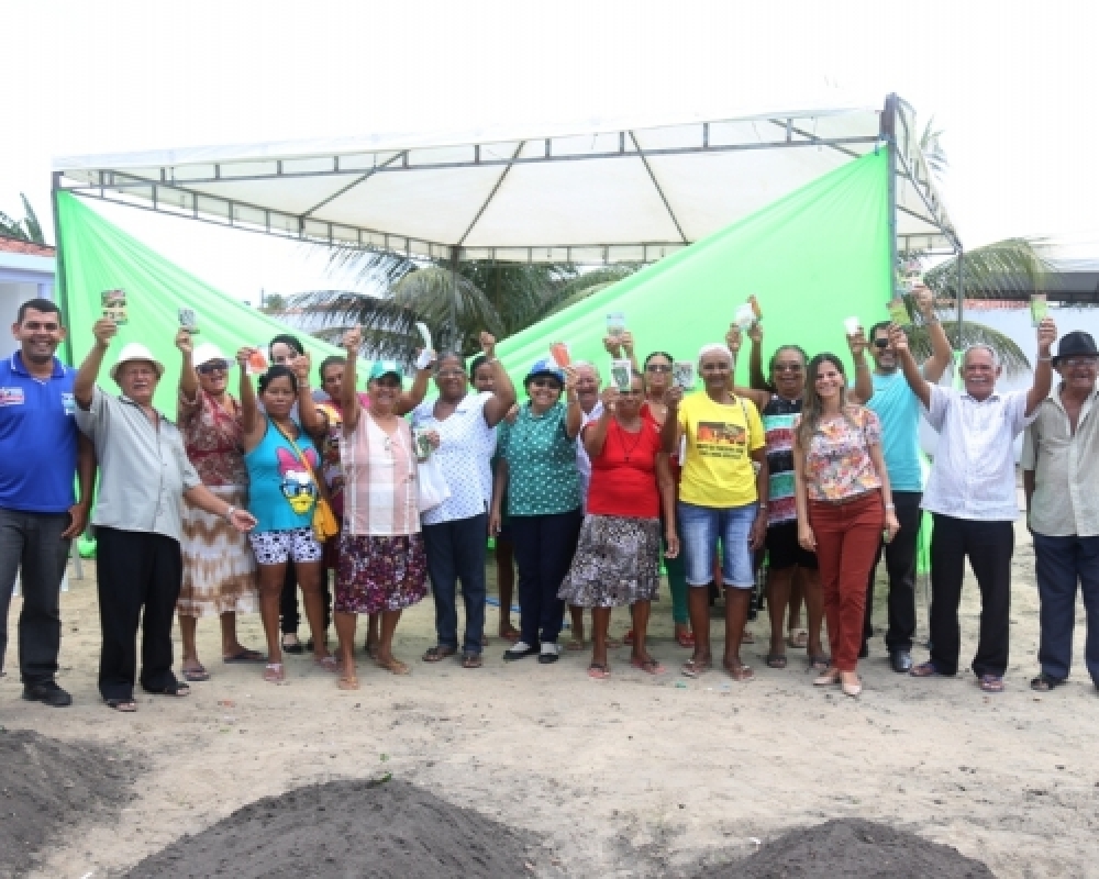 Idosos de Campo Alegre participam de café da manhã e plantio da horta da Terceira Idade 