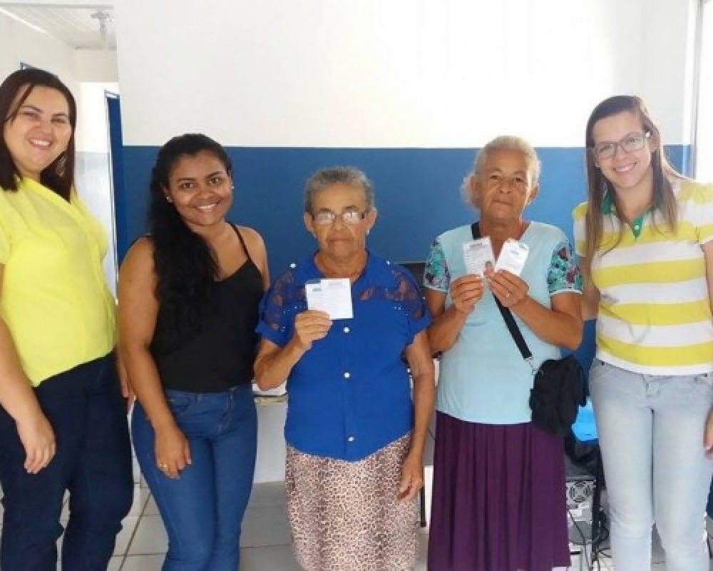 Prefeitura de Campo Alegre realiza entrega de cartões intermunicipais para idosos do município