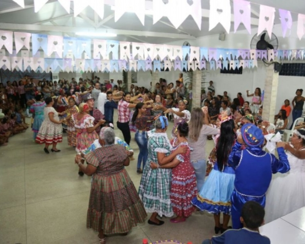 Muita animação, forró, apresentações de quadrilhas e comidas típicas no Arraiá do SCFV 