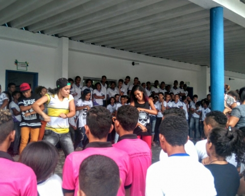 Alunos da Escola Pedro Oliveira participam de ação do Projeto Construindo uma Cultura de Paz