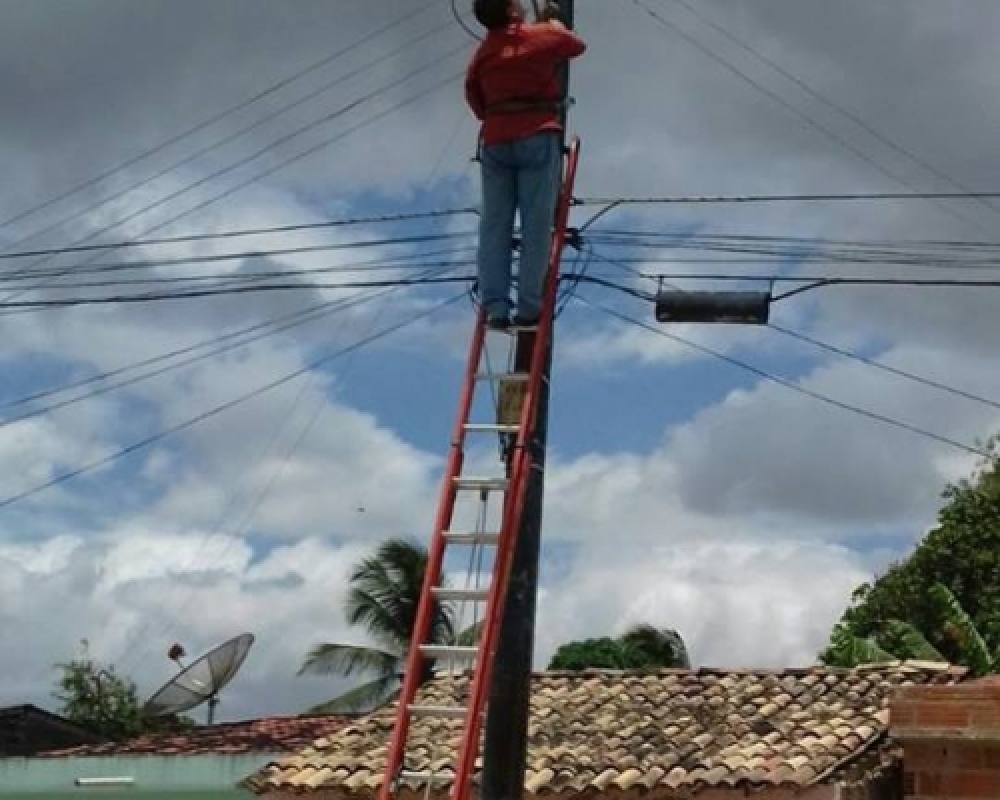 Prefeitura faz reposição de lâmpadas em vários pontos de Campo Alegre