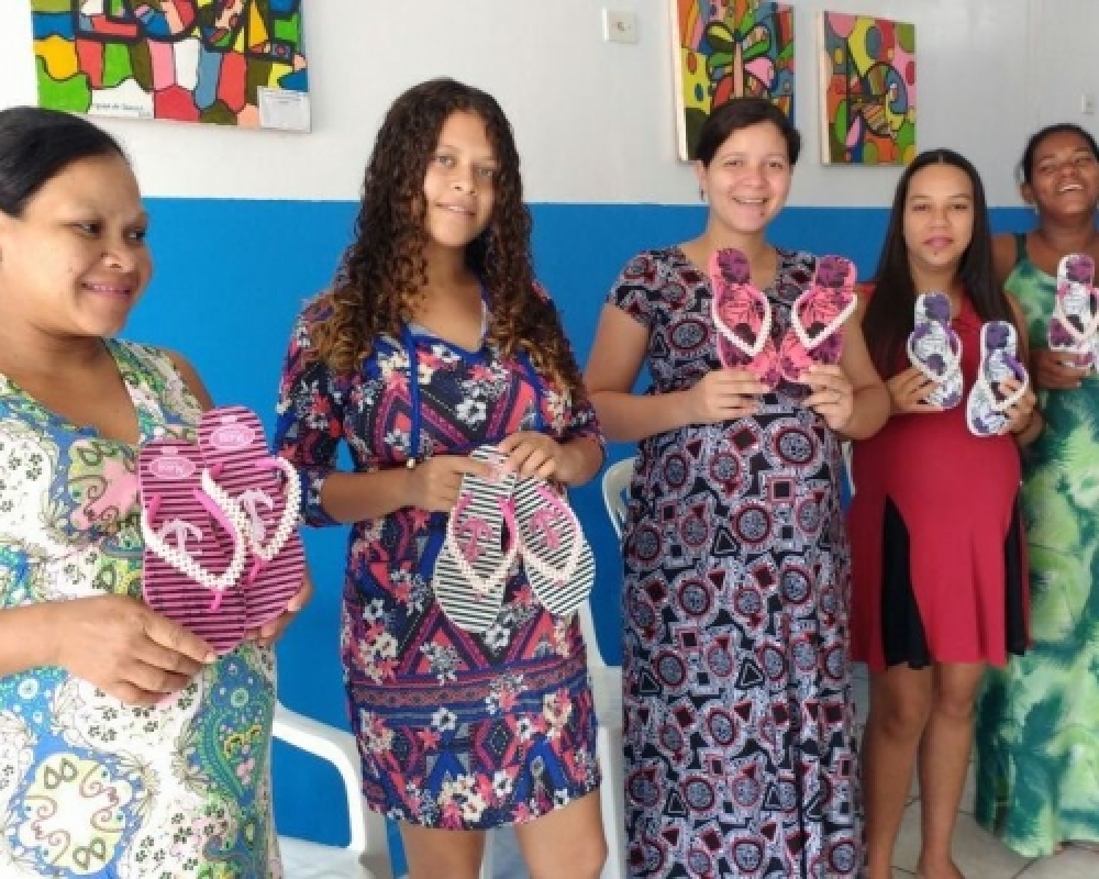 Grupo de gestantes de Luziápolis participam de oficina de personalização de sandálias 