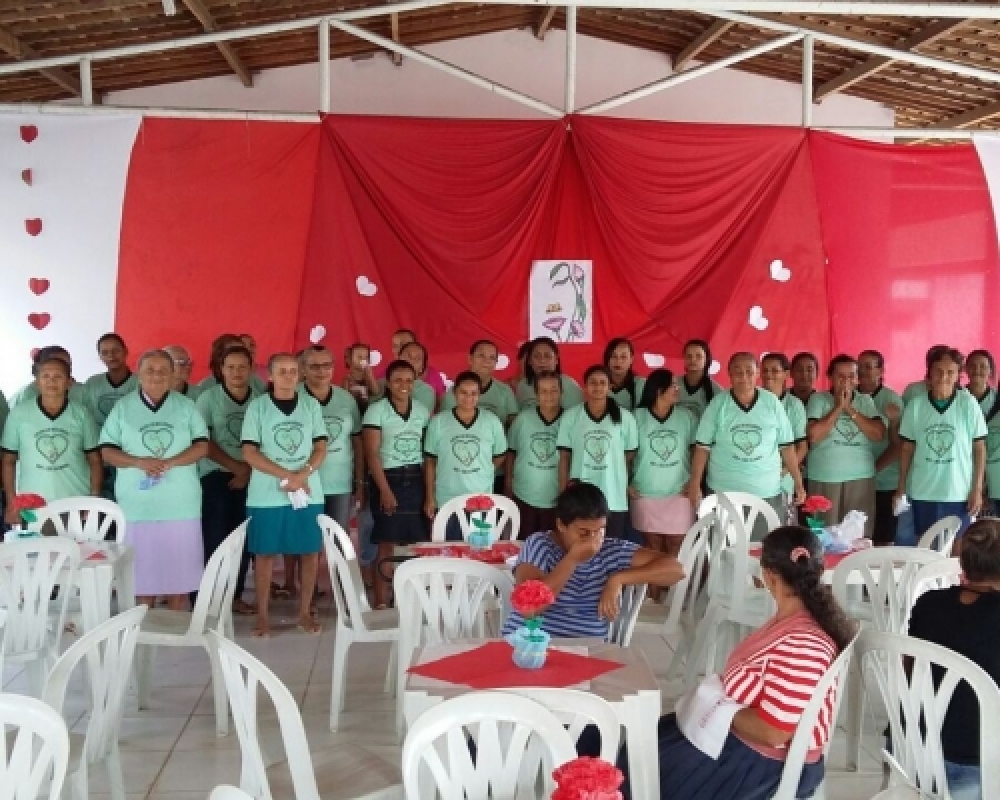 Grupo de Mulheres do Povoado Chã da Imbira comemora um ano de criação e recebe fardamentos