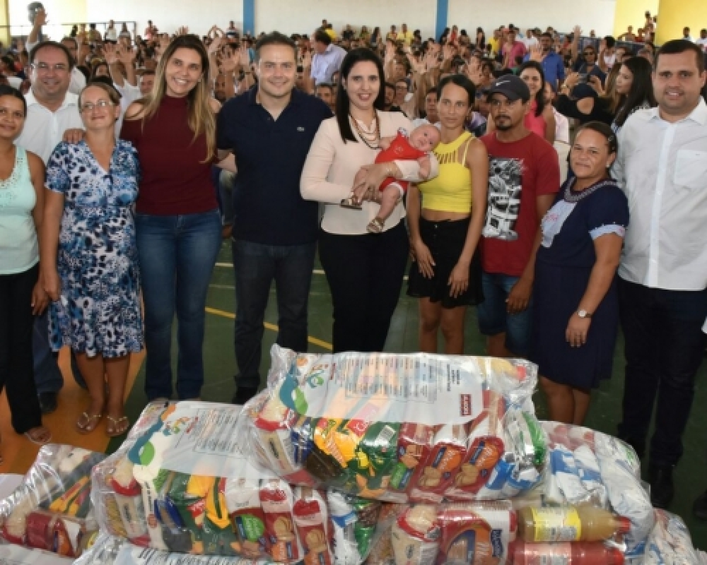 Entrega de cestas nutricionais também marca passagem do governador por Campo Alegre