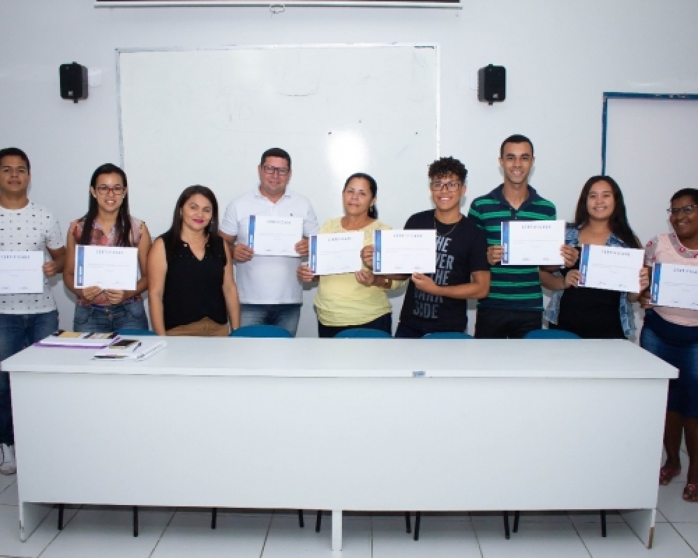 Monitores escolares concluem de cursos de aperfeiçoamento e recebem certificados 