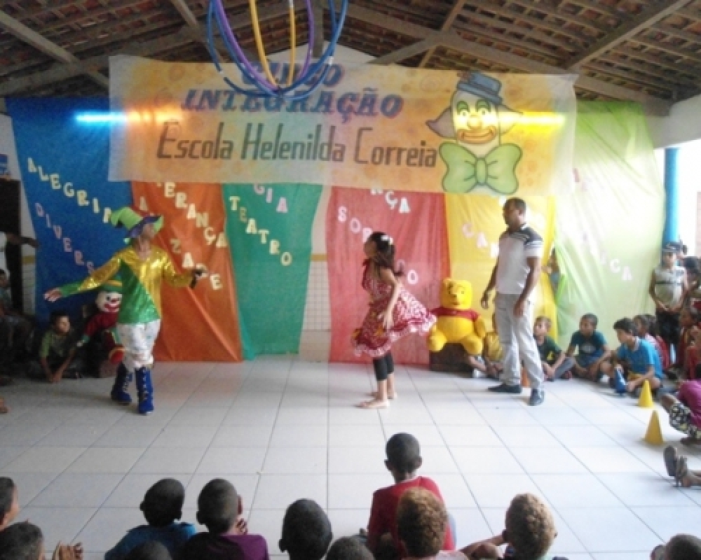 Escola Helenilda Correia comemora o dia do circo com apresentações circenses 