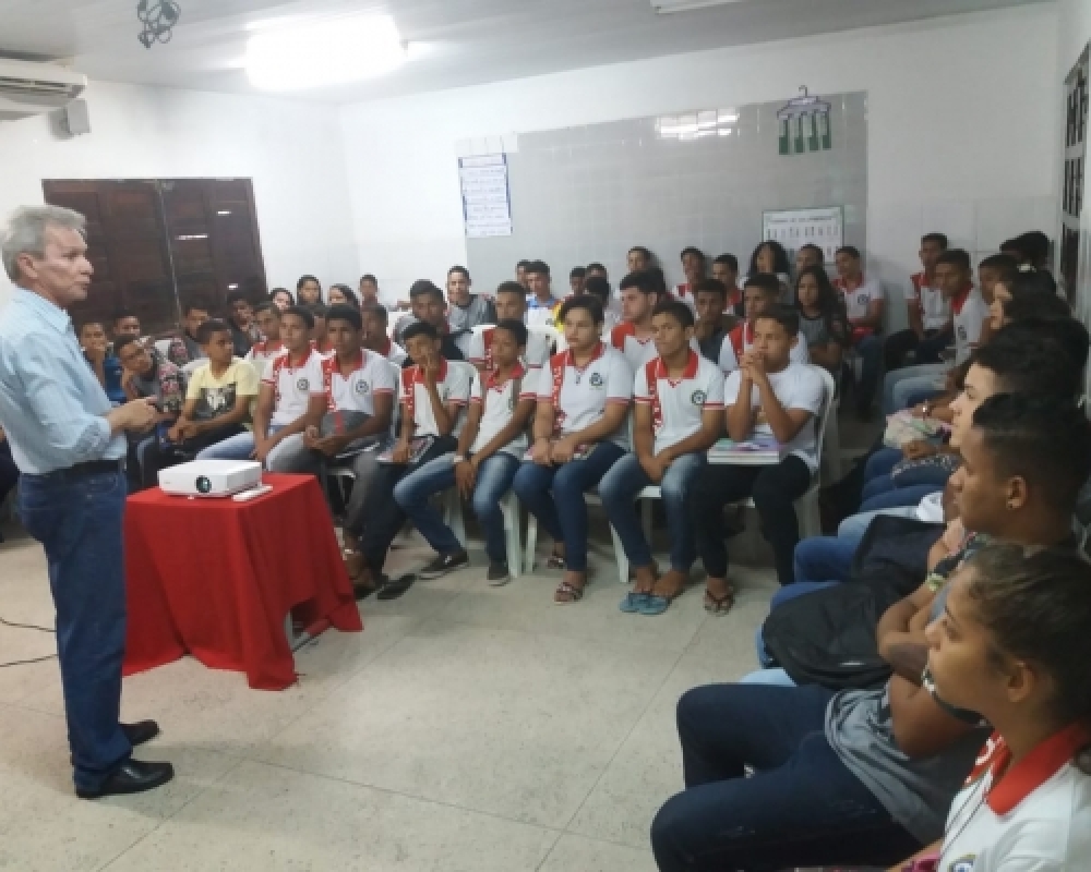 Alunos da Escola Hildebrando Guimarães assistem palestra sobre Prevenção às Drogas