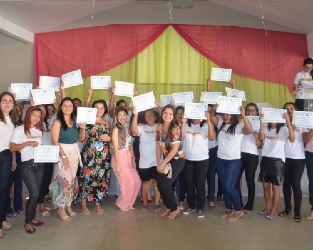Mulheres de Campo Alegre recebem certificados de cursos ofertados pelo Programa Mulheres Mil 