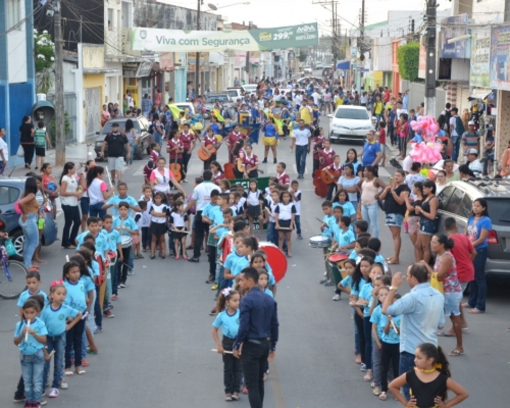 Bandas e grupos musicais participaram de desfile em comemoração ao Dia do Músico em Campo Alegre 