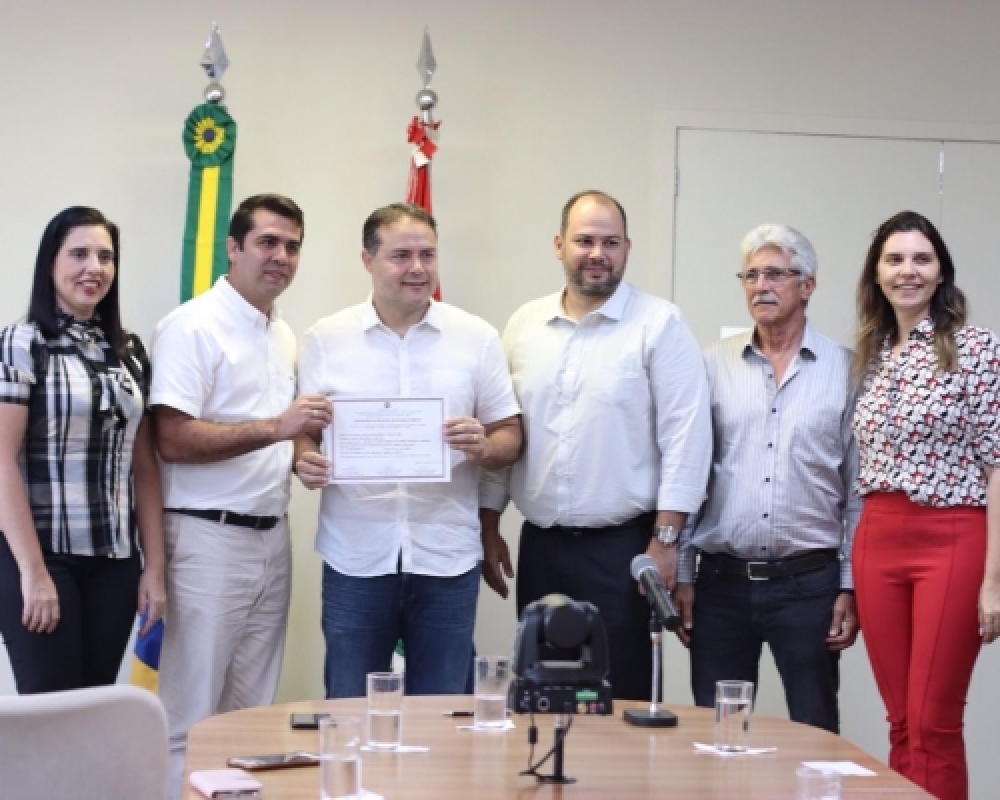 Frigorífico Dom Grill recebeu o Registro Estadual de Estabelecimento entregue pelo governador Renan 