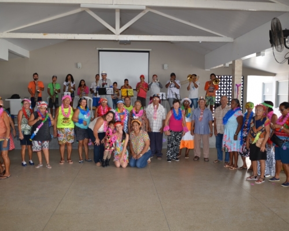Idosos do grupo “De Bem Com a Vida” participaram do Carnaval da Melhor Idade