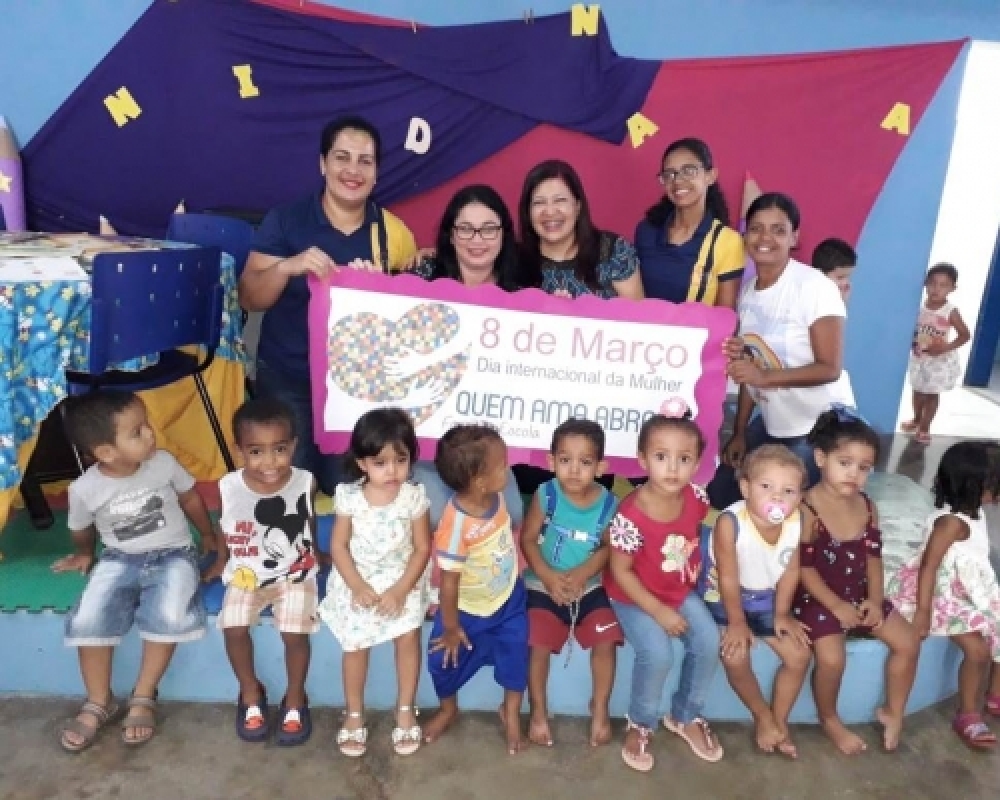 Escolas da Rede Municipal realizam ações voltadas a campanha “Quem Ama Abraça - fazendo escola”