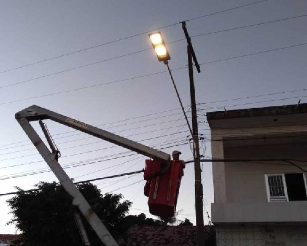 Prefeitura inicia instalação de iluminação de LED no distrito Luziápolis