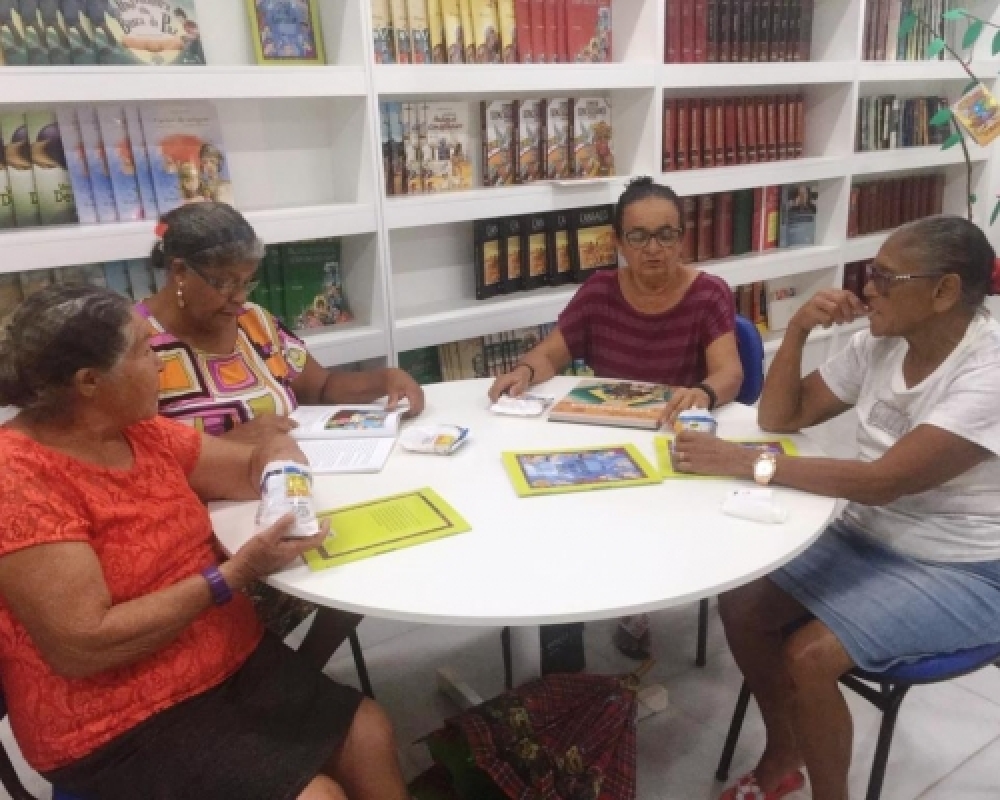 Grupo de Idosos de Luziápolis participam de atividade na Biblioteca Municipal