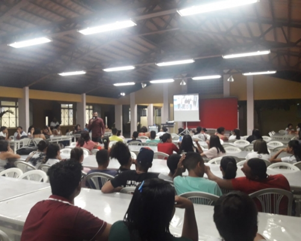 Projeto Construindo uma Cultura de Paz e PSE realizam palestra com alunos de EJA na Escola Dorgival 