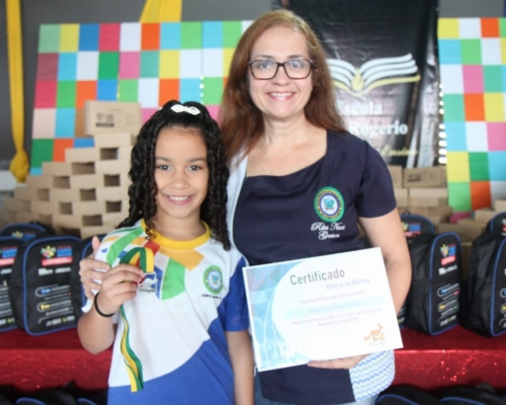 Alunos da Escola Vereador João Rogério dos Santos recebem medalhas no Concurso Canguru de Matemática