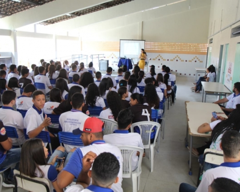 Projeto Fortalecendo Laços realiza palestra motivacional para alunos da Escola Dom Constantino