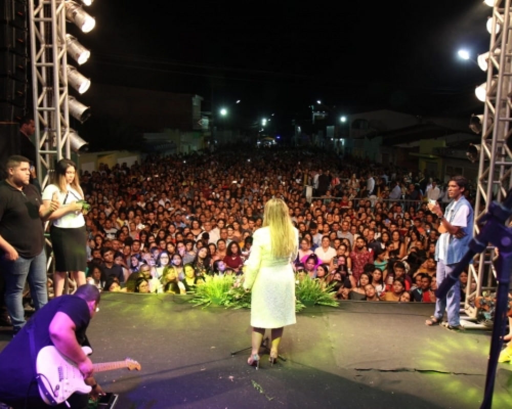 Dia do Evangélico em Campo Alegre foi celebrado com grande Show da cantora Sarah Farias 
