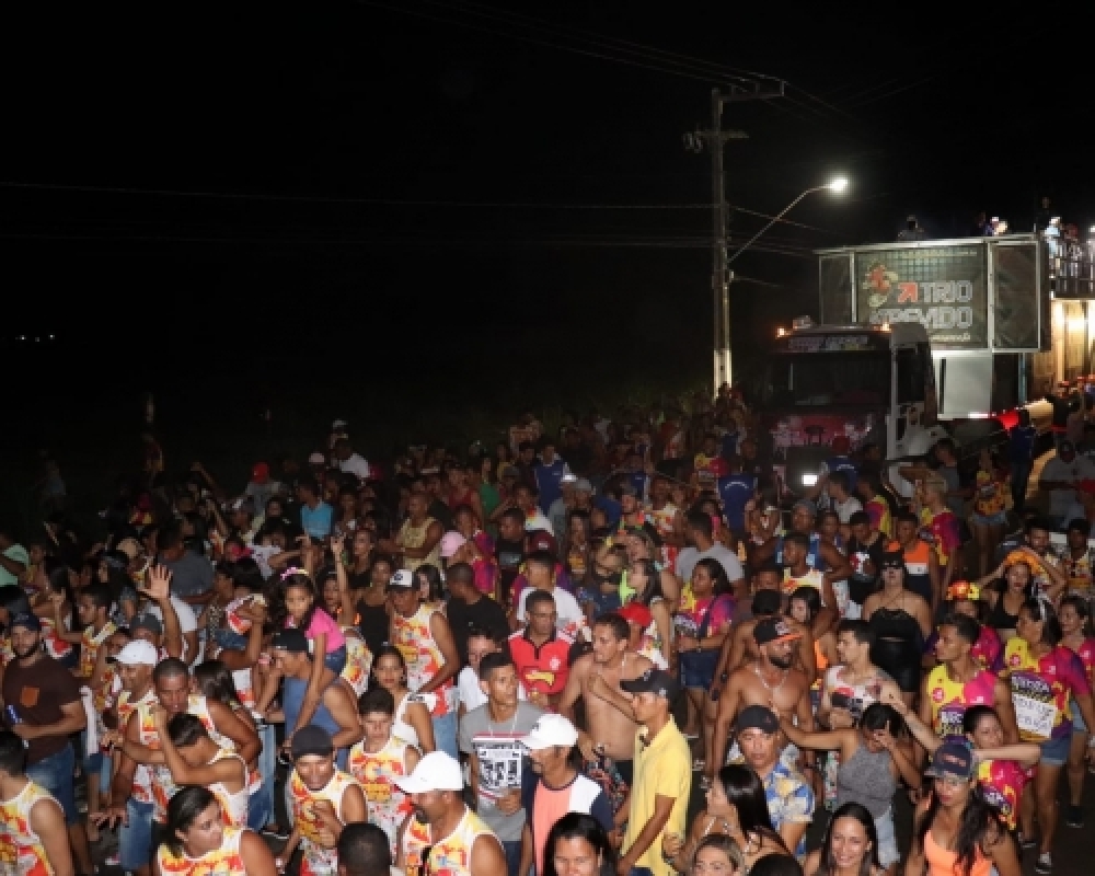 Bloco Os Pegadores de Galinha arrastou uma multidão na sua XIV edição no Povoado de Chã da Imbira
