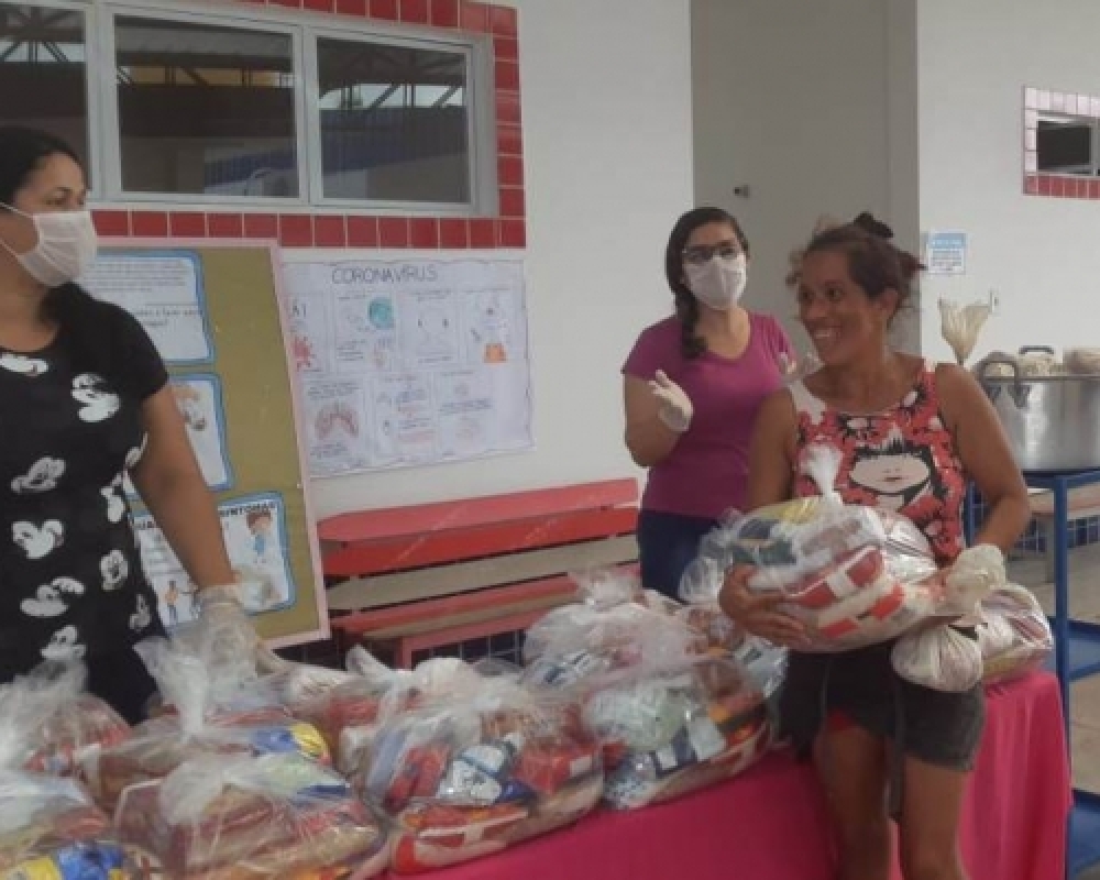 Distribuição de cestas básicas para famílias dos alunos em situação de vulnerabilidade social