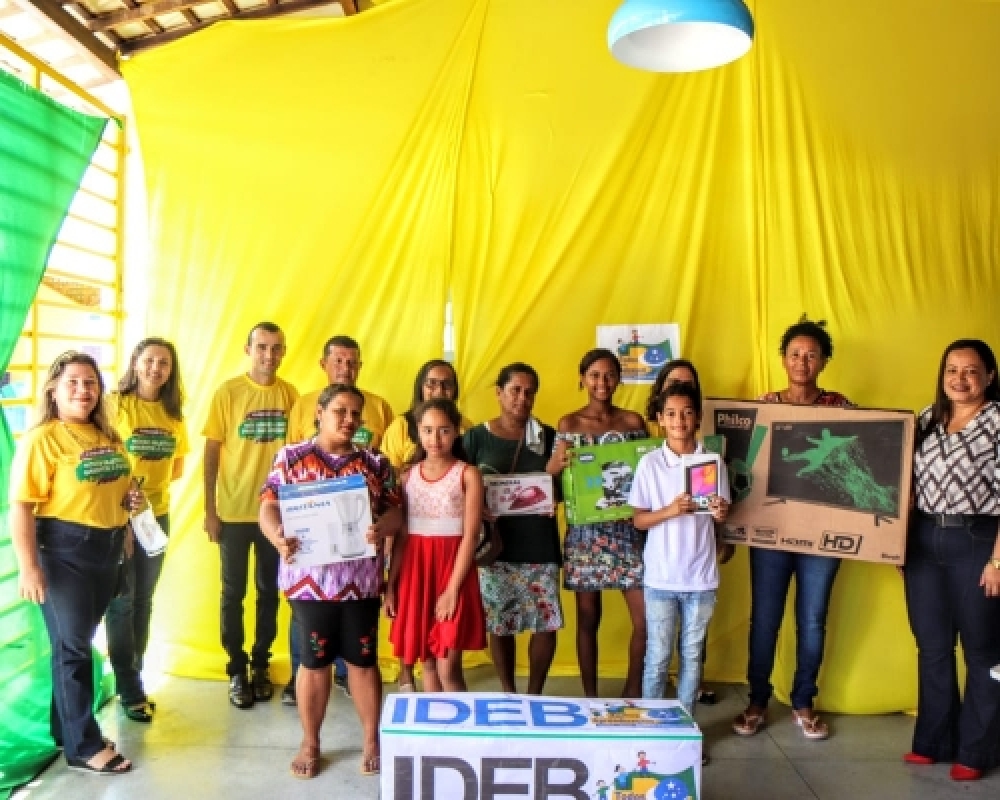 Secretaria de Educação realiza entrega de prêmios aos alunos destaque nos simulados para o Ideb 2019