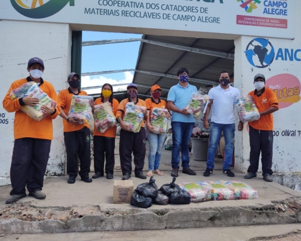 Trabalhadores da Cooperativa de Catadores de Materiais recicláveis recebem cestas básicas da SEMARH 