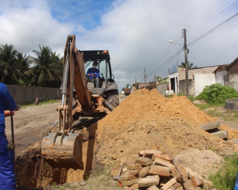 Prefeitura realiza drenagem da Avenida Santa Tereza em Luziápolis para realizar a pavimentação