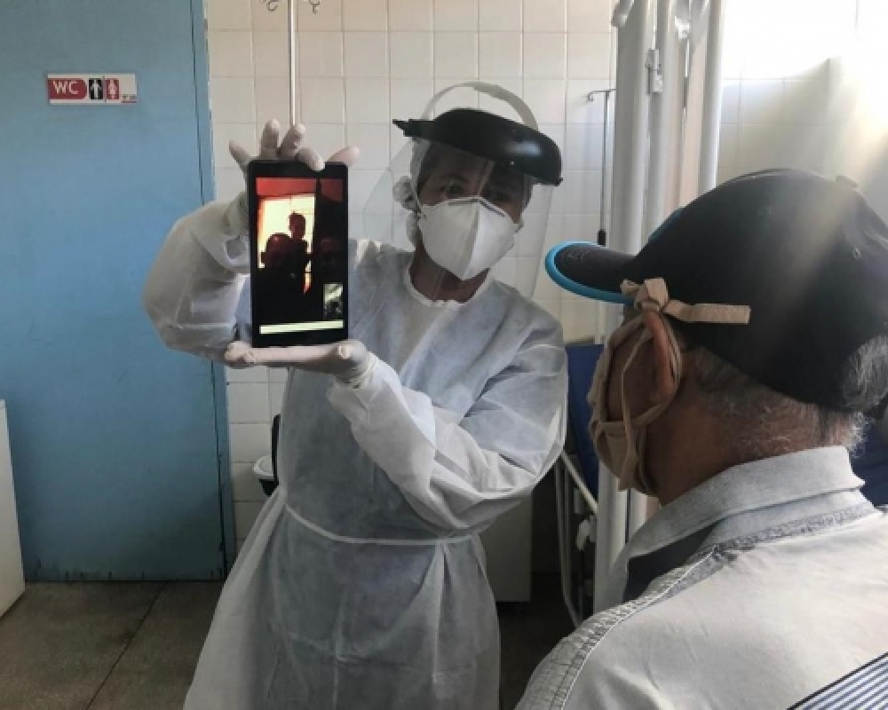 Chamadas de vídeo aproximam famílias e pacientes que estão em tratamento de Covid19