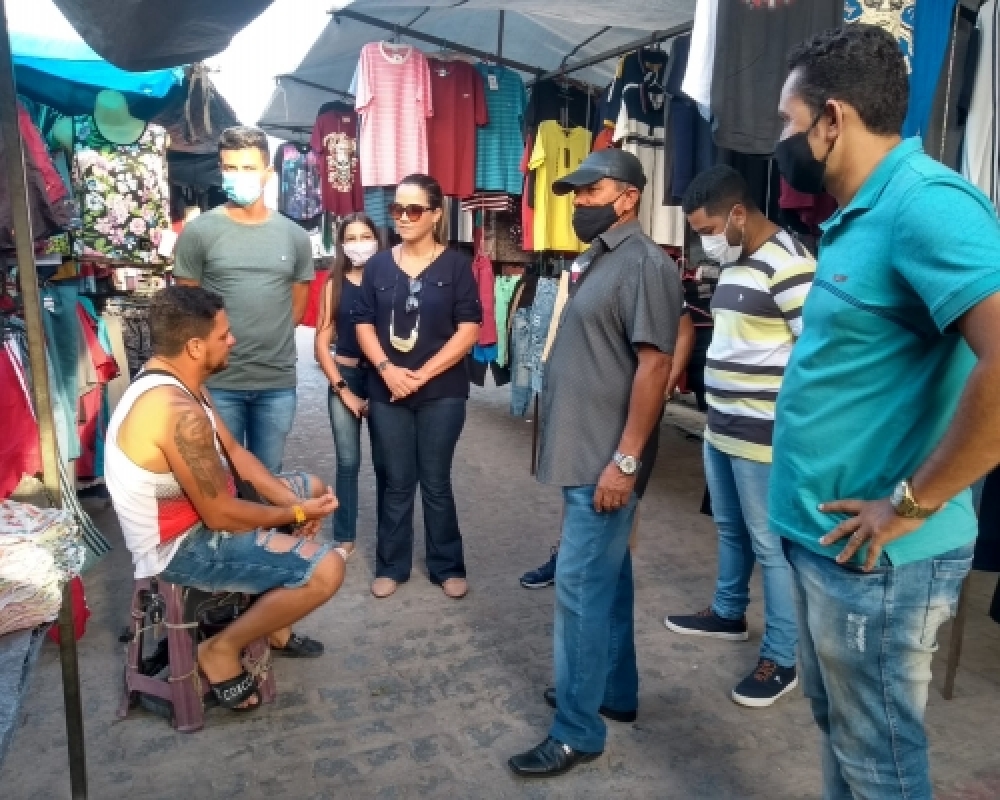Equipe da Secretaria de Indústria e Comércio realiza visita a Feira Livre