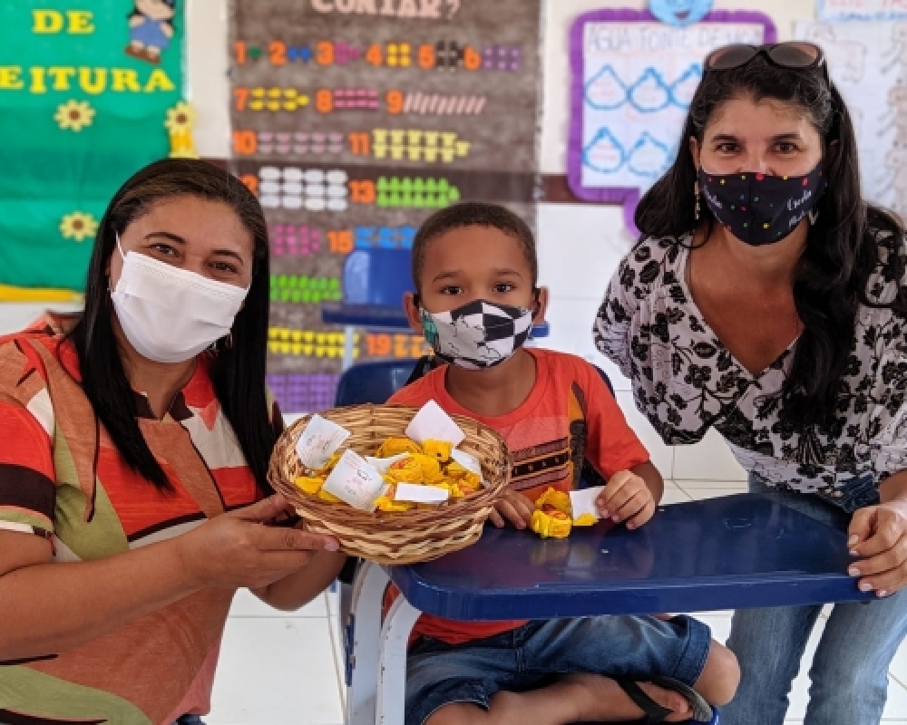 Alunos da Rede Municipal de Ensino recebem bombons em comemoração á páscoa