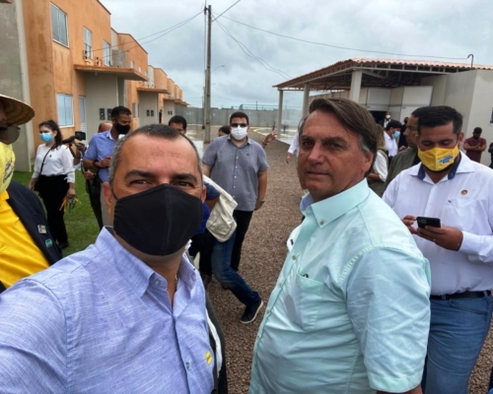 Prefeito Nicolas participa de recepção ao presidente Bolsonaro e município receberá um caminhão