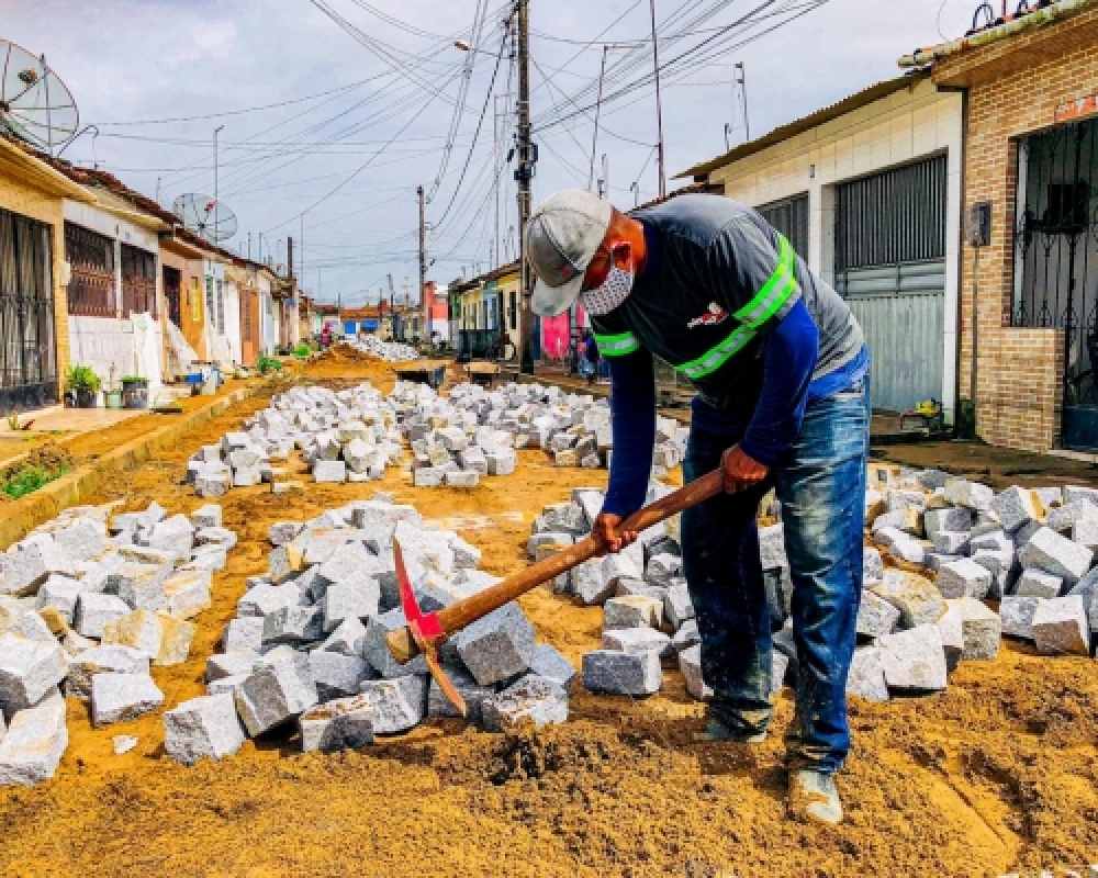Prefeitura segue avançando nas obras de drenagem e pavimentação de Ruas em Luziápolis 