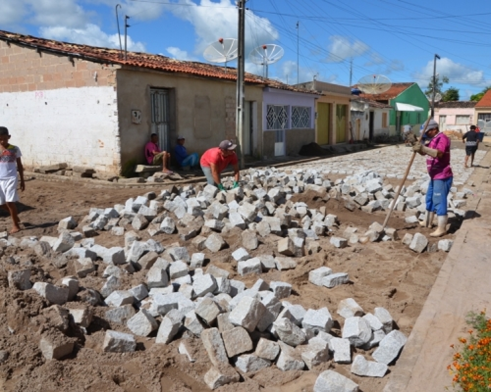 Prefeitura de Campo Alegre realiza pavimentação de rua com recursos próprios