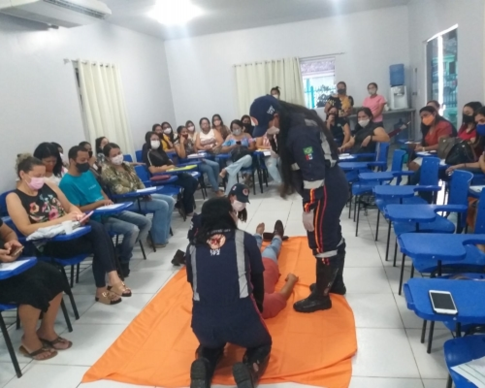 Secretaria de Educação realiza formação para cuidadores e professoras do AEE